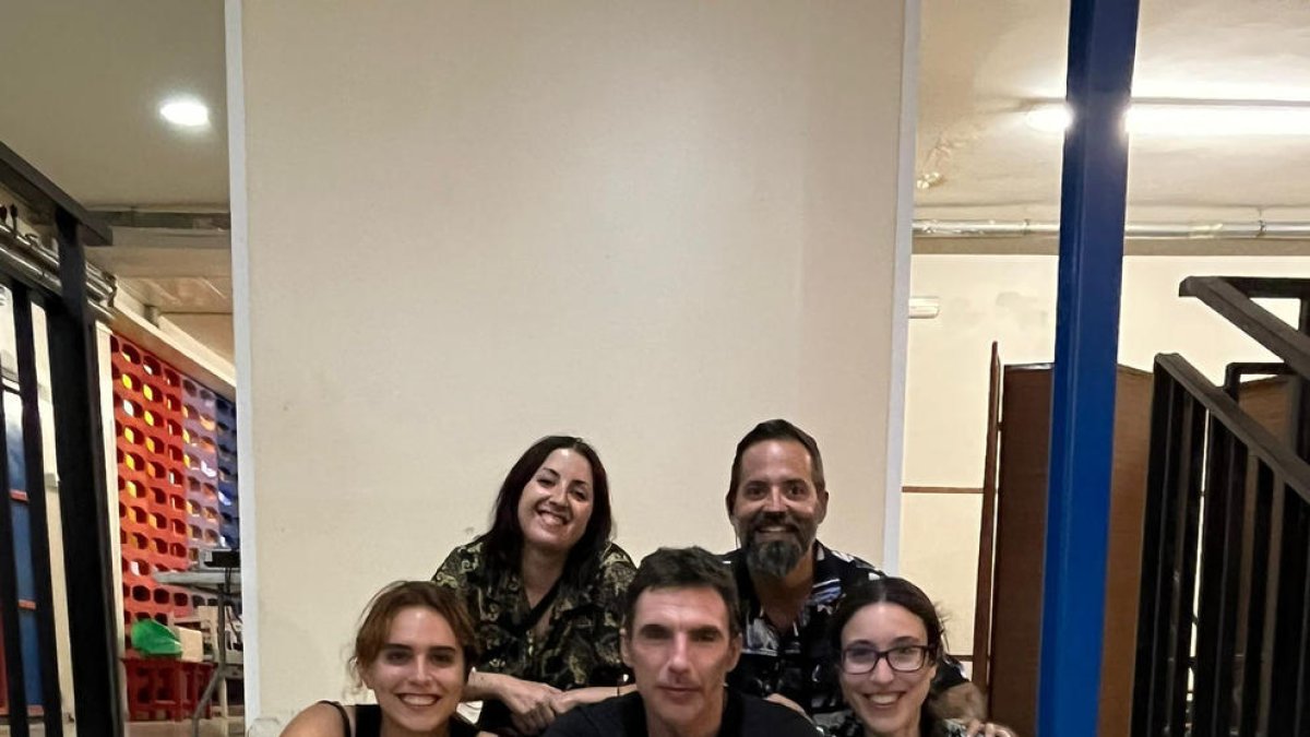 Laura Vázquez (1a per l’esquerra), amb membres de l’equip de direcció de ‘Loli Tormenta’.