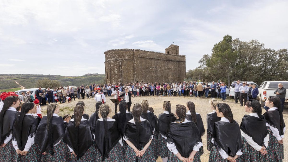 La festa d’ahir va reunir més de cinquanta caramellaires de l’Hostal Nou i Peracamps a la plaça de l’ermita de Santa Maria de Solà.