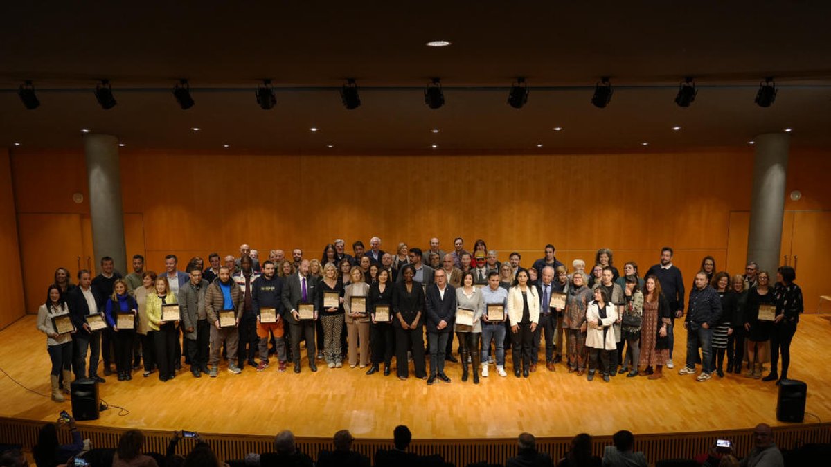Imagen de grupo de los directivos de las empresas distinguidas ayer en el auditorio Enric Granados de Lleida.