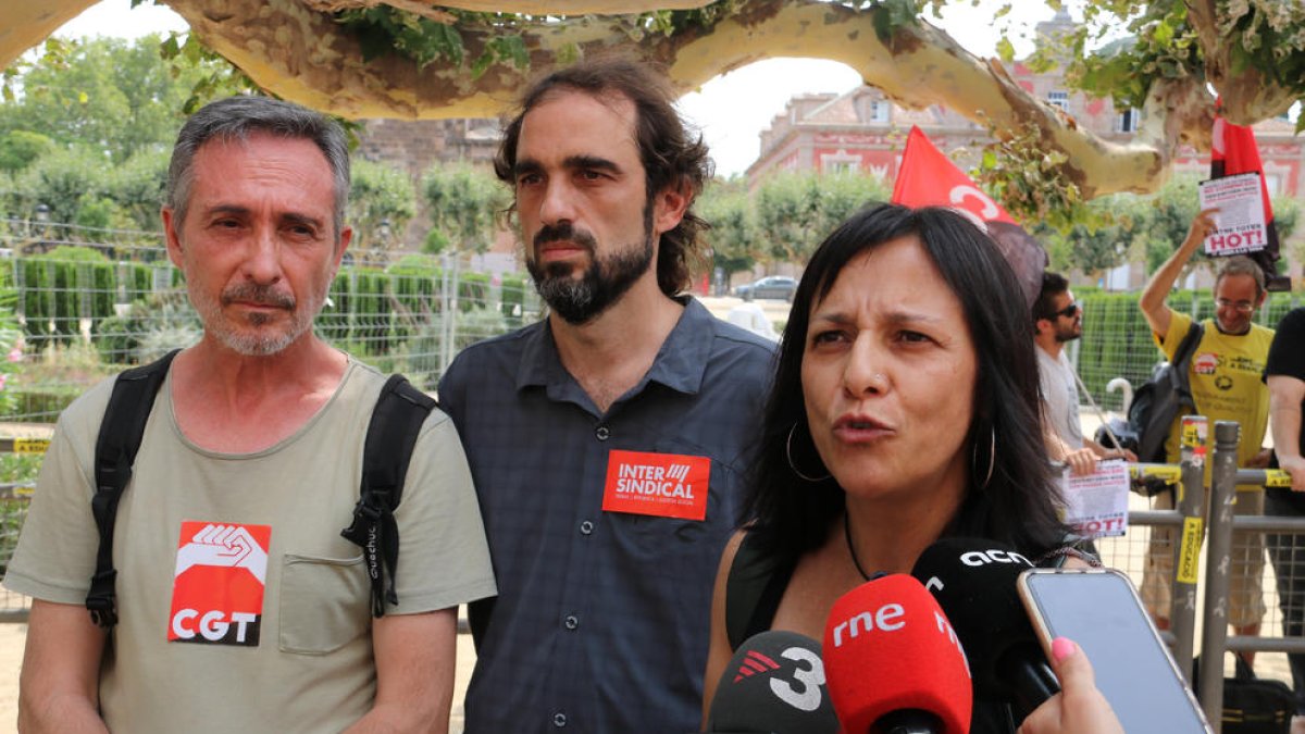 El portavoz de la CGT, Miquel González, el portavoz de la Intersindical, Marc Santasusanna, y la portavoz de USTEC, Iolanda Segura, durante la atención a los medios.