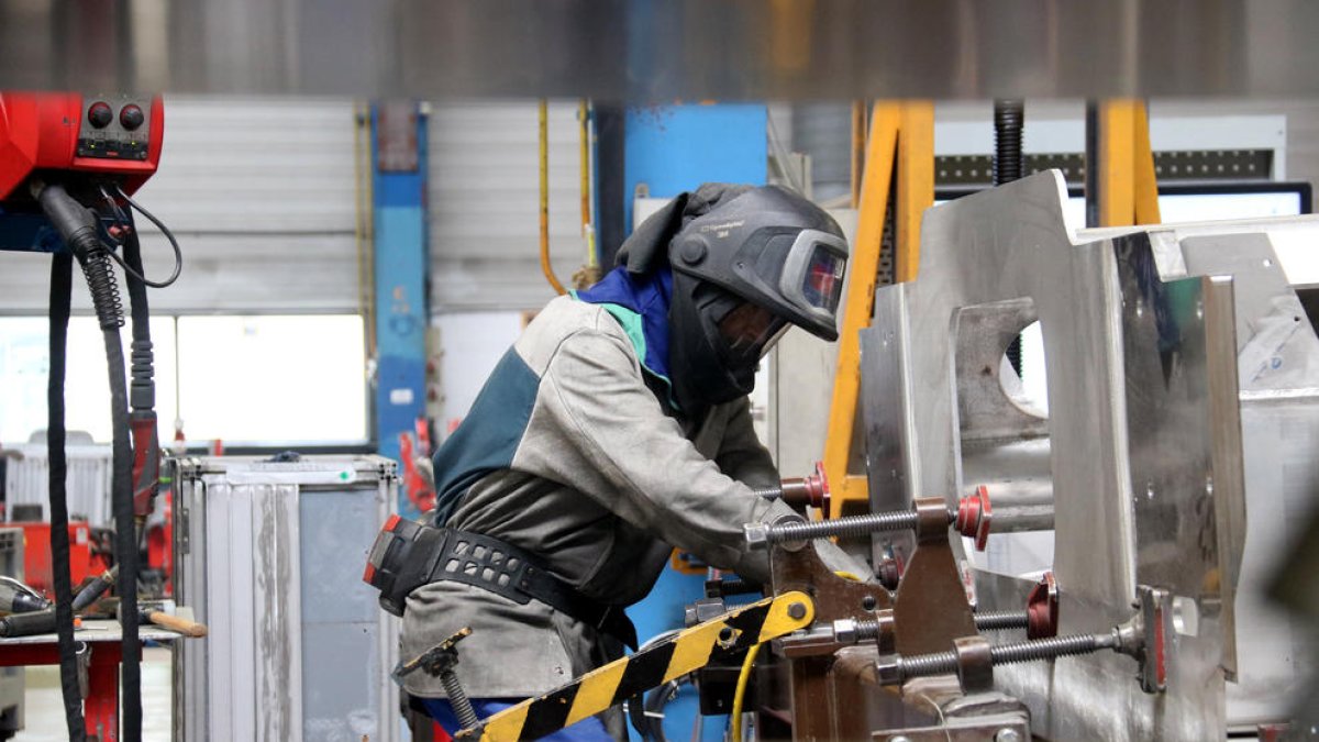 Operario trabajando en la fábrica de Alstom en Santa Perpètua.