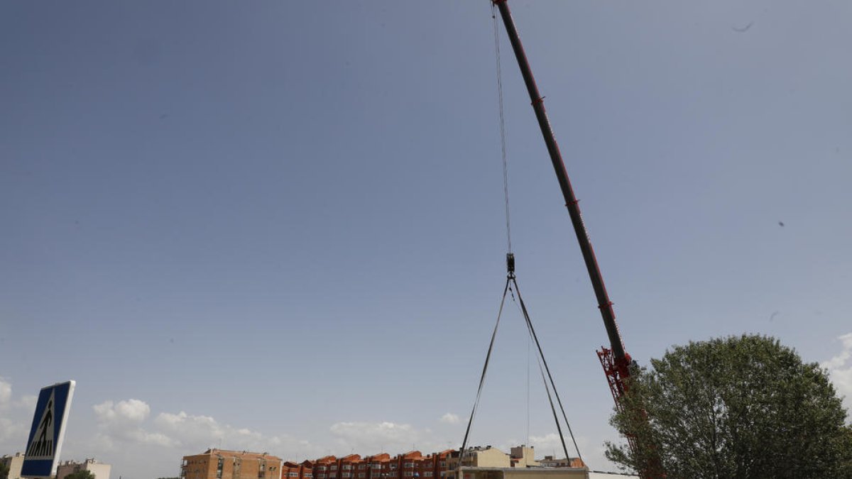 Retirada de barracones - Una grúa retiró ayer parte de los módulos prefabricados que han configurado la escuela Pinyana de Balàfia. Los alumnos y docentes se trasladaron el 4 de mayo a la nueva escuela Minerva, que también acogerá a los de la ...