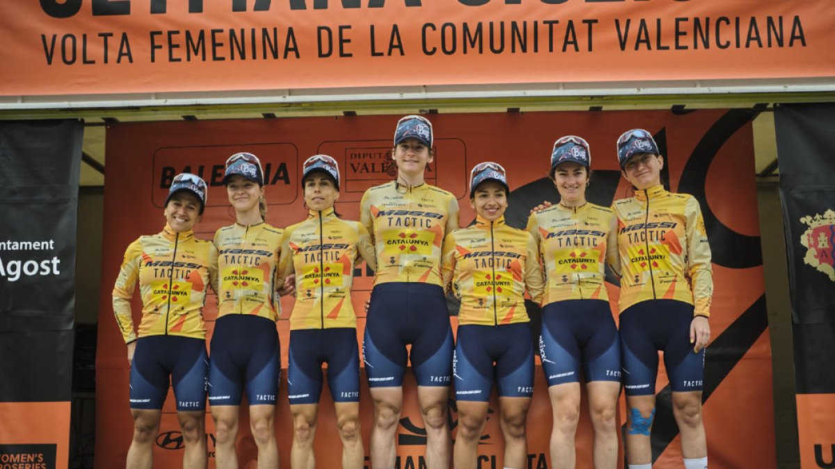 La leridana Iris Gómez, tercera por la izquierda.