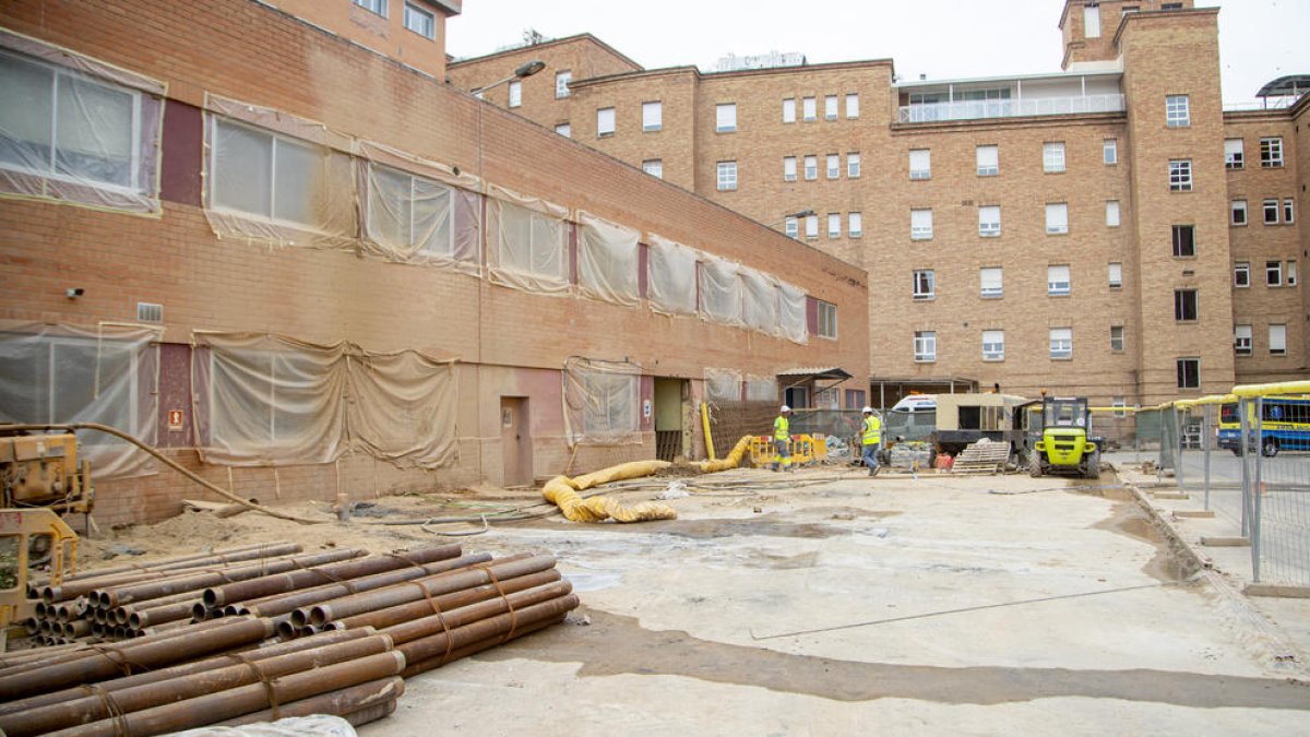 Un hospital gairebé nou. La construcció del nou bloc quirúrgic, a dalt, i de l’edifici de consultes externes, a baix, són les principals obres que s’estan executant a l’Arnau. Entre els dos sumen 71 milions.