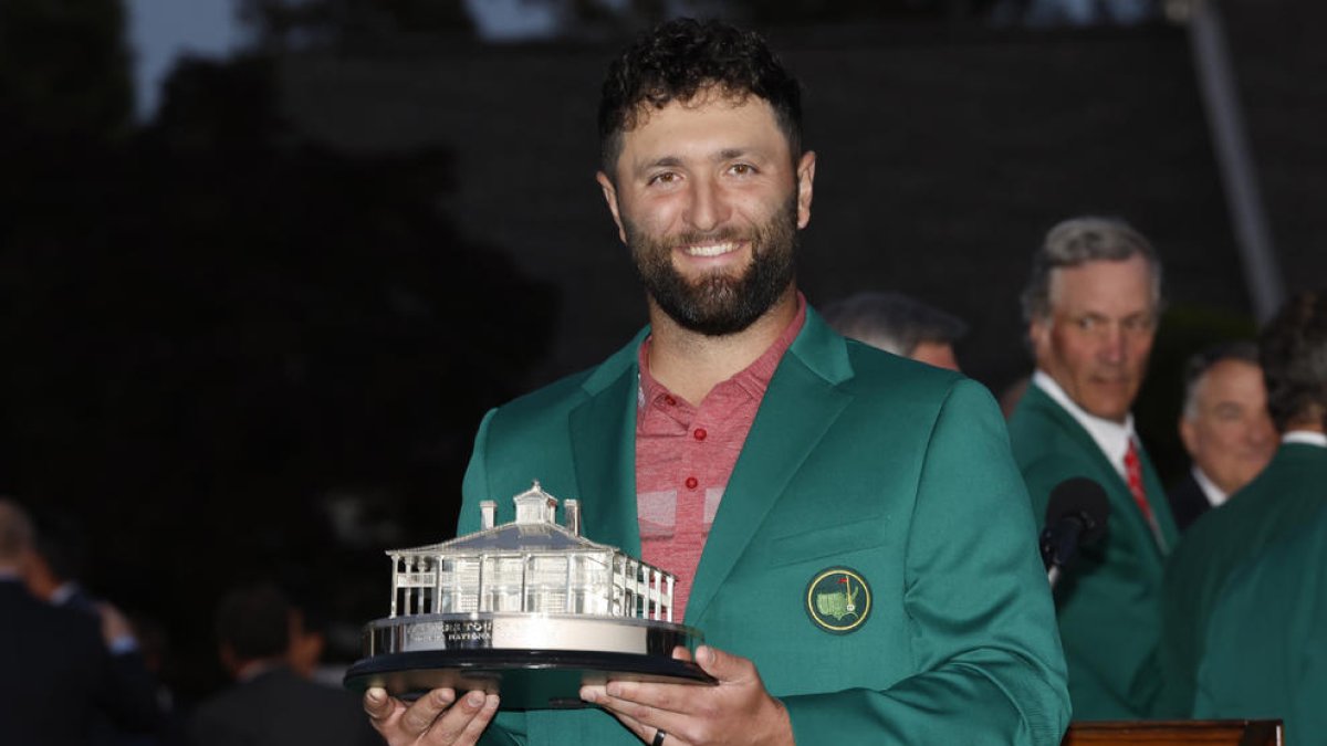 Jon Rahm, amb el trofeu i la jaqueta verda de vencedor del Masters.