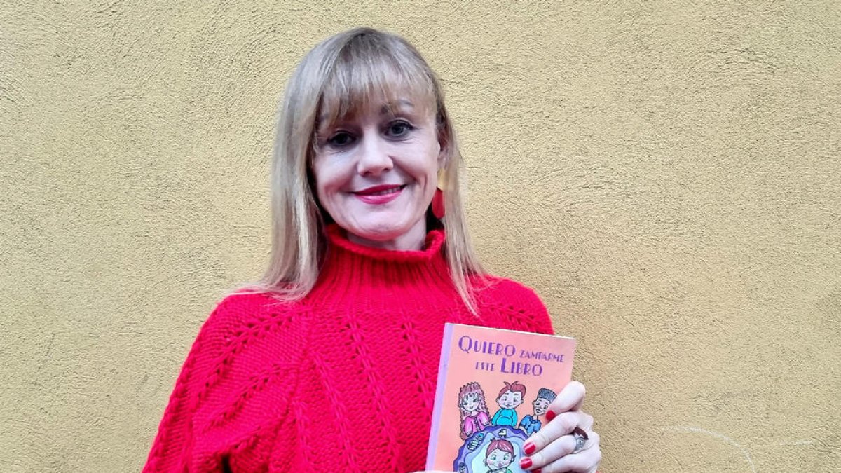 Sonia Pascual posa con su libro ‘Quiero zamparme este libro’.