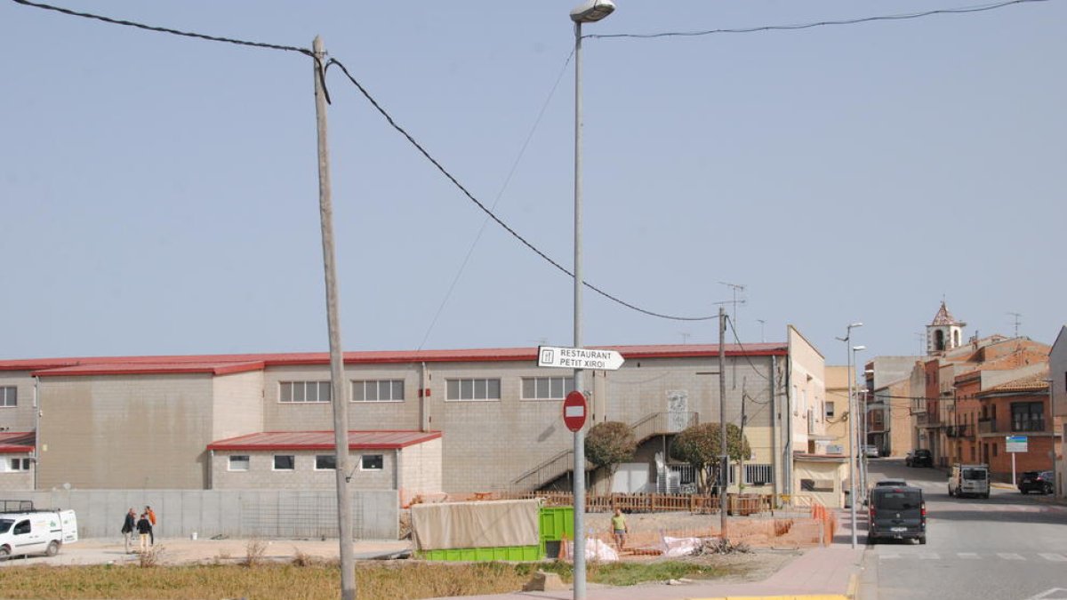 Los trabajos se llevan a cabo en unos terrenos anexos al pabellón polideportivo.