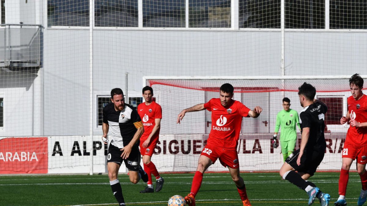El jugador local Roger Figueres conduciendo el balón.