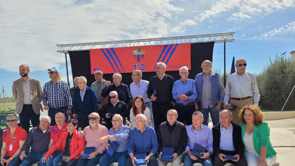 Foto de familia de autoridades y exjugadores del Soses.