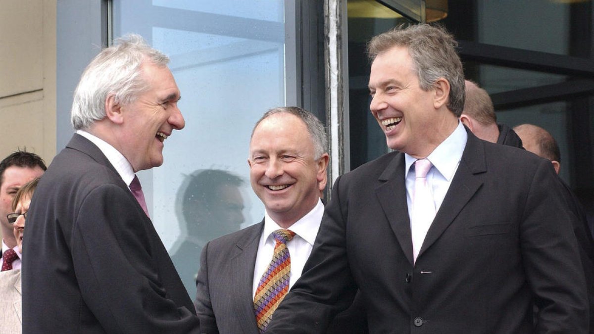 Imatge d’arxiu dels signants de l’acord, el nord-irlandès Bertie Ahern i el britànic Tony Blair.