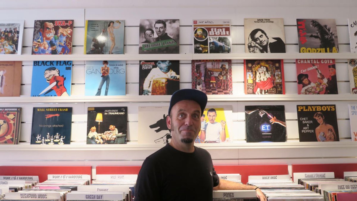 Oriol Ferre, codirector del Centre de Titelles, en la exposición de carátulas ‘Puppets & Vinyl’.