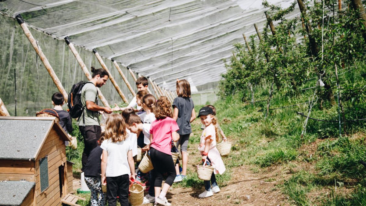 Imagen de una visita al huerto del Cerdanya Ecoresort de Prullans.