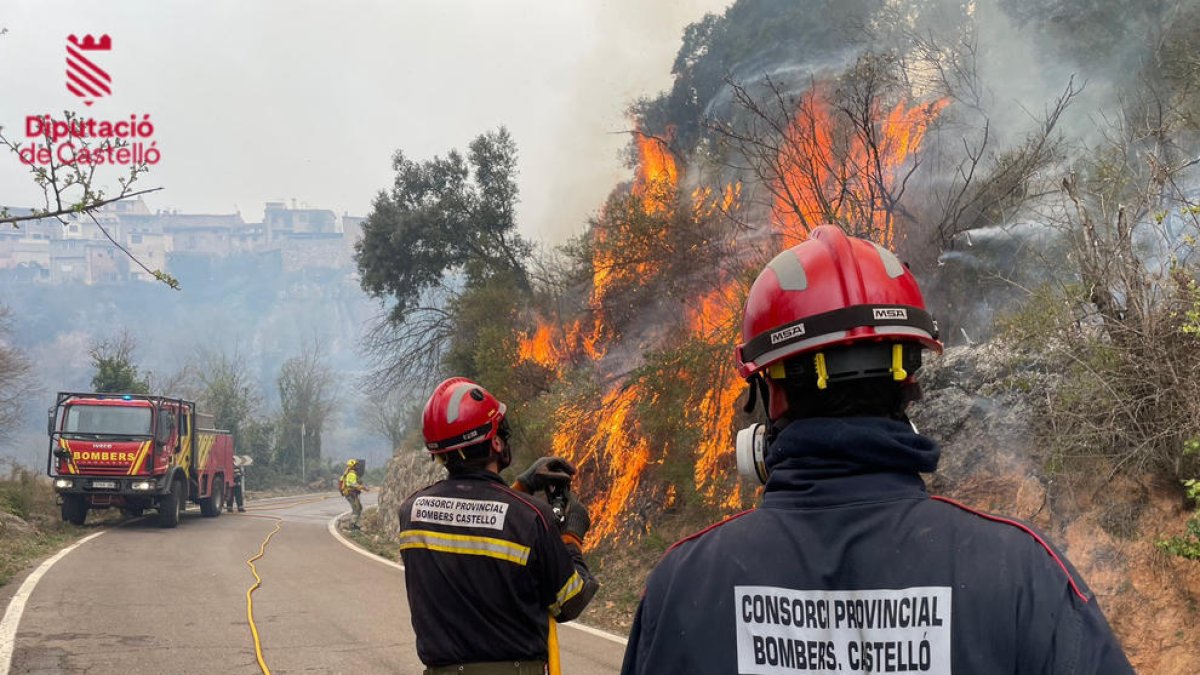 Efectivos de los Bomberos de Castellón trabajan para apagar el incendio.