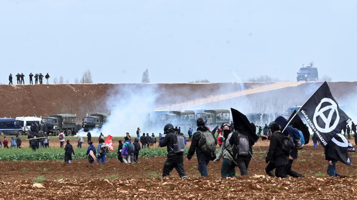momento de los enfrentamiento en la protesta en Francia.