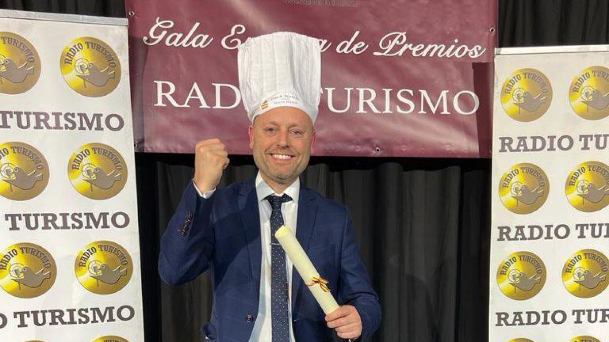 Mateu Blanch, xef del restaurant Caravista, amb el Gorro Blanco