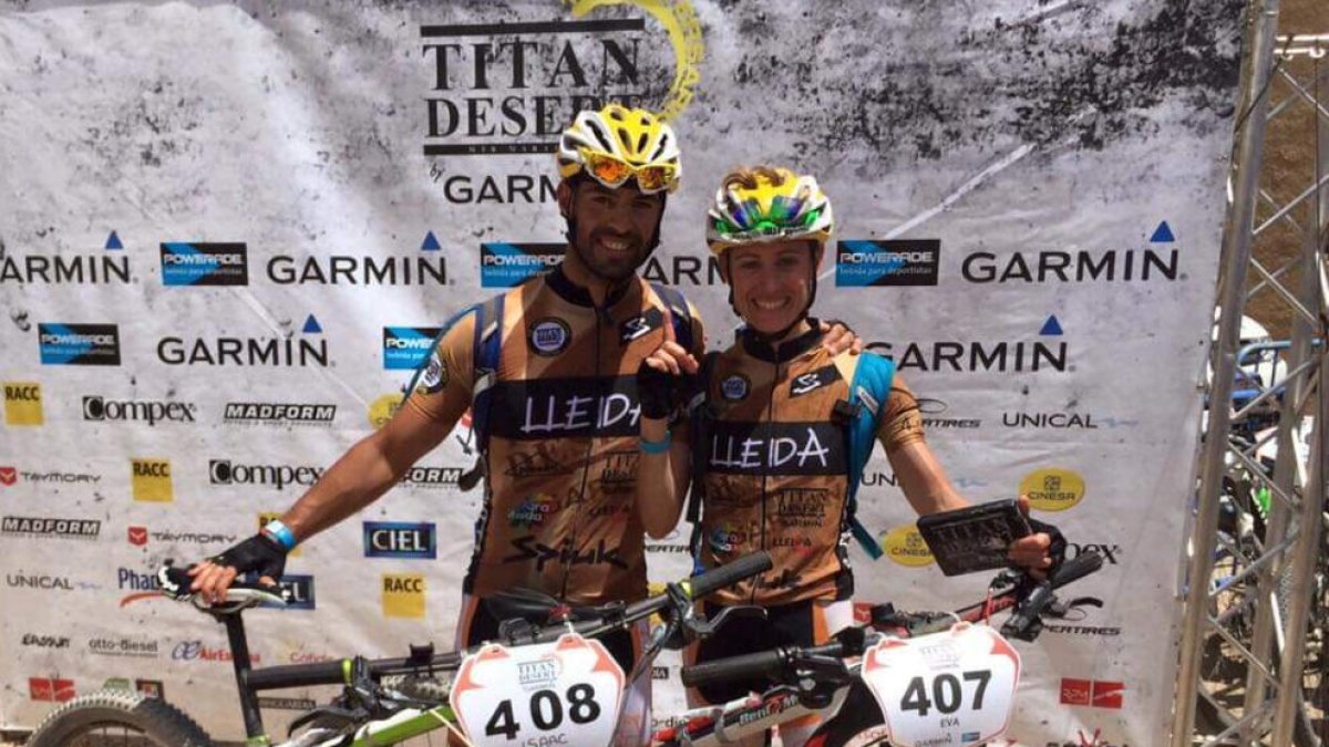 Isaac y Eva Ledesma cuando ganaron la Titan Desert en 2015 en la categoría parejas mixtas.