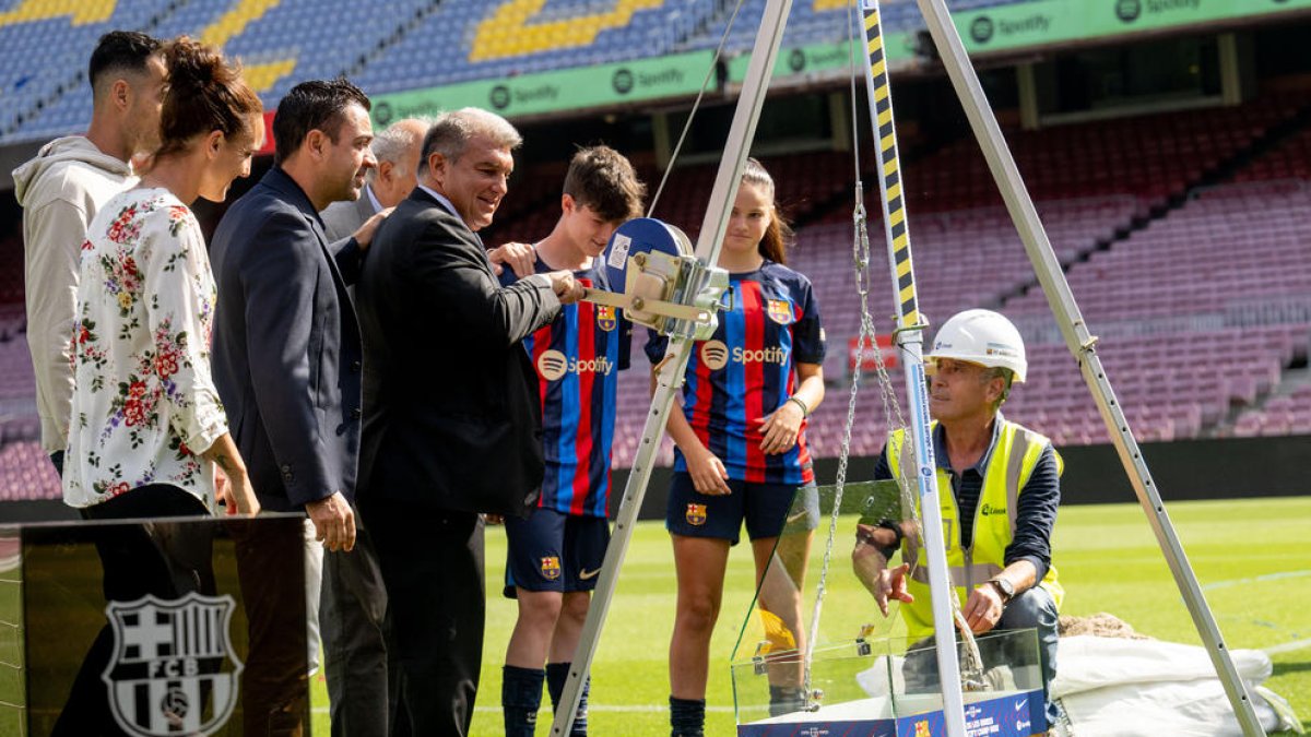 Laporta i Xavi, entre d’altres, col·locant la primera pedra.
