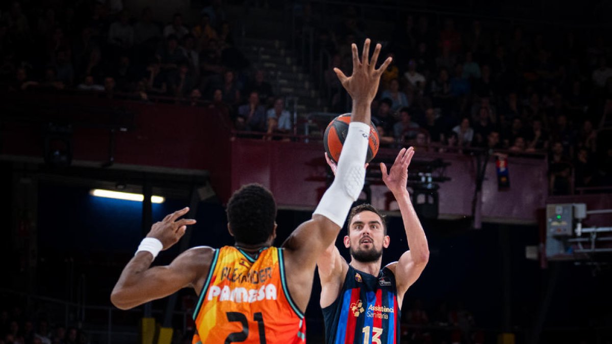 Satoransky intenta un lanzamiento a canasta.