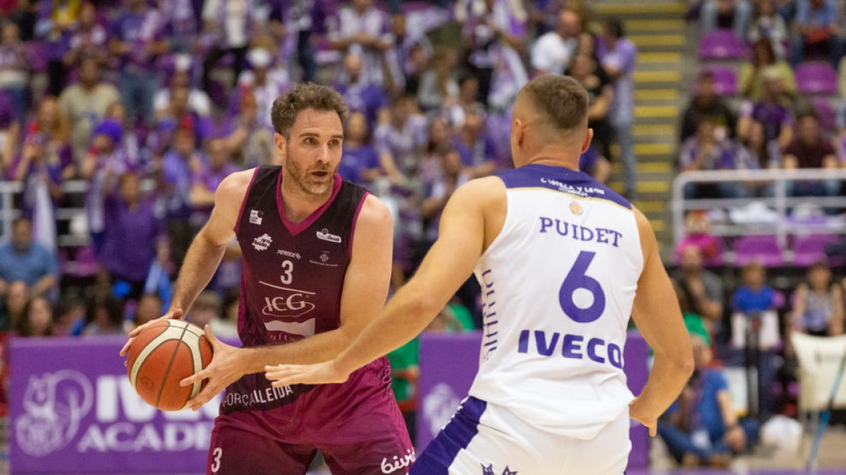 Urtasun ante Puidet, en una acción del partido del sábado.