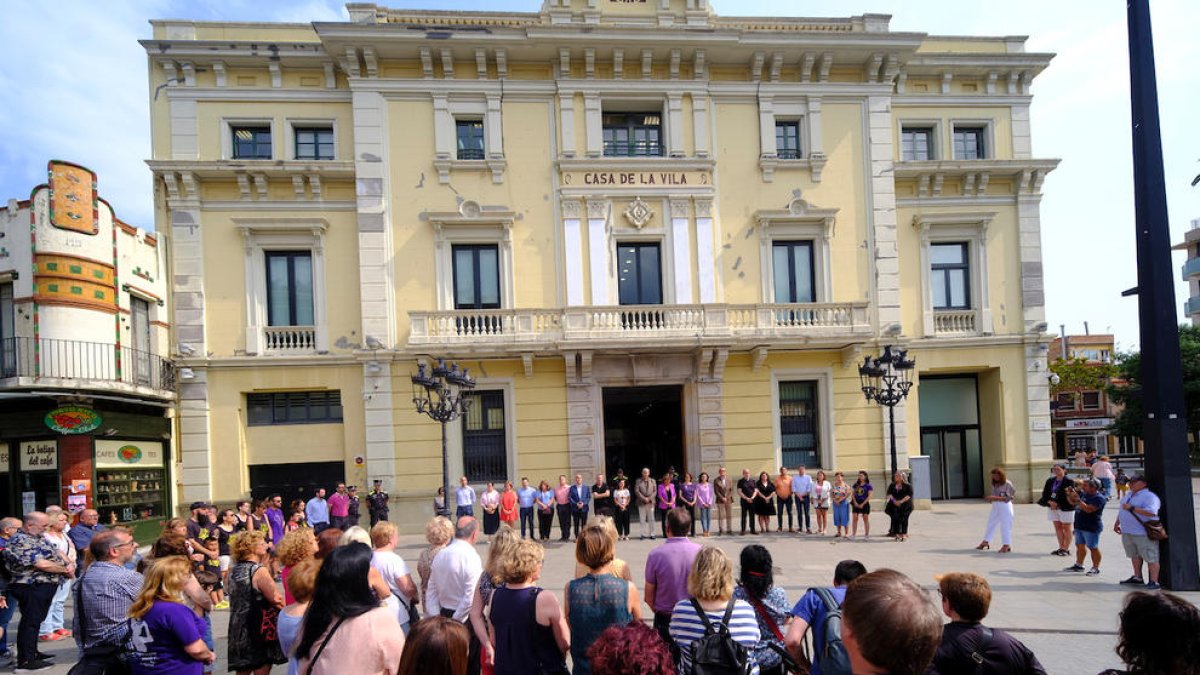 Un centenar de personas participaron ayer en un minuto de silencio por la víctima de L’Hospitalet.