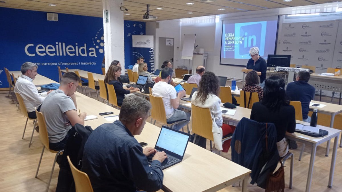 Varios de los usuarios del CEEI de Lleida participando en un curso sobre la red social Linkedin.