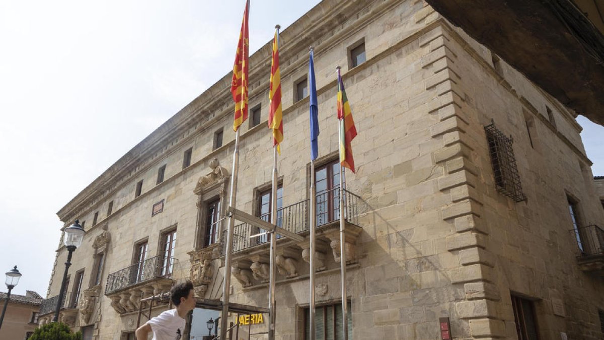 La nova bandera de la UE hissada a Cervera.