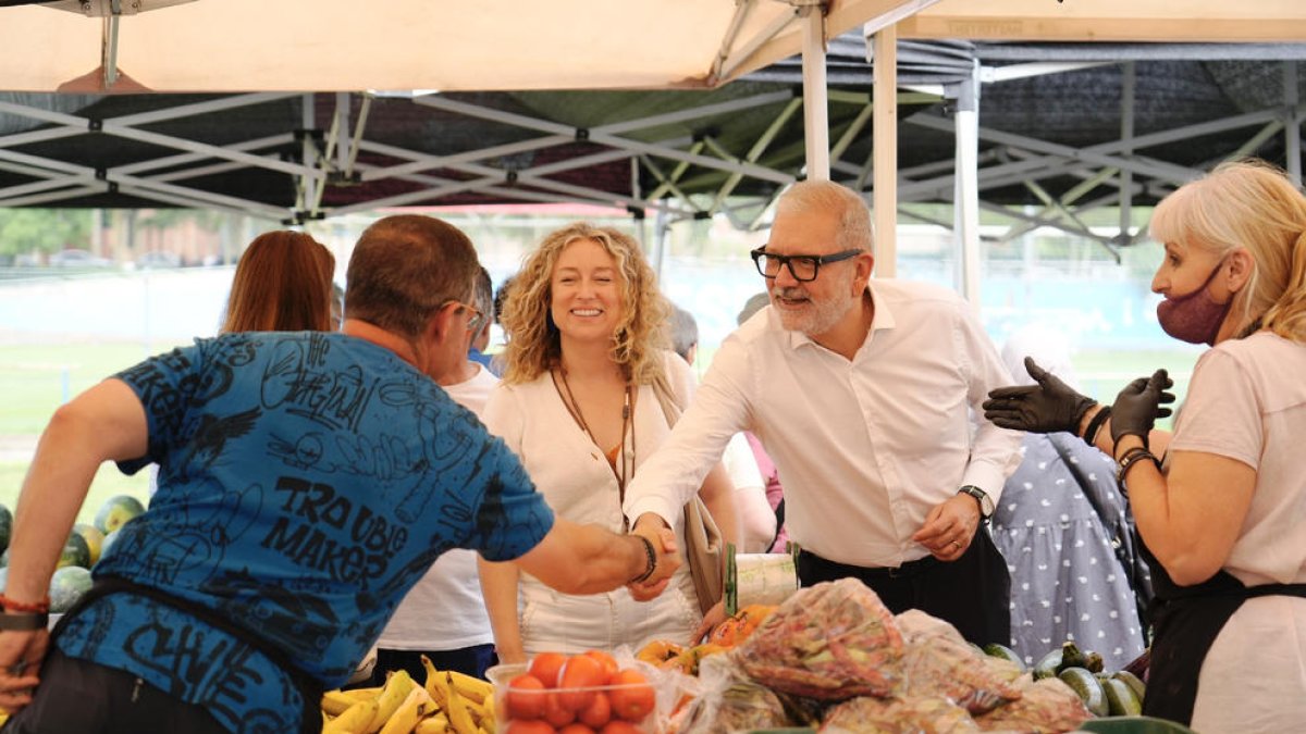 Larrosa va visitar ahir el mercadillo de Camp d’Esports.