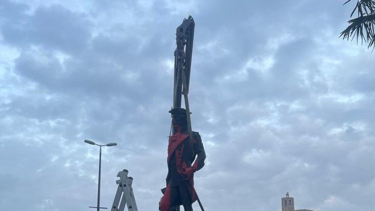 Retirada de la escultura de Gaspar de Portolà en Balaguer.