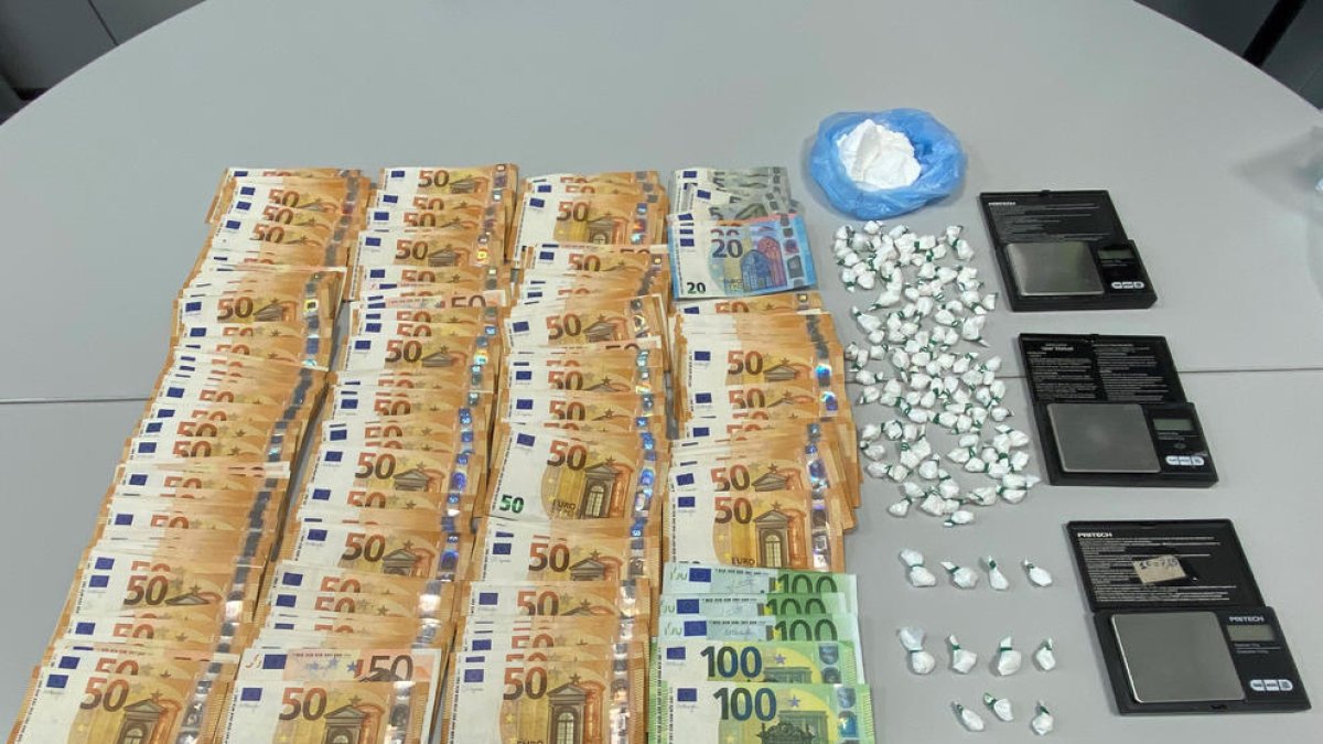 Vista de la droga y el dinero intervenidos al detenido.