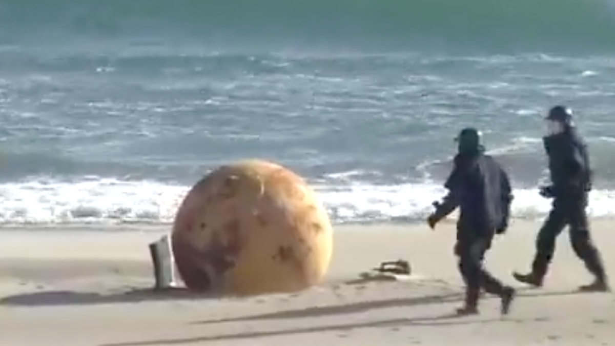 El misterio de la esfera metálica que ha aparecido en una playa de Japón