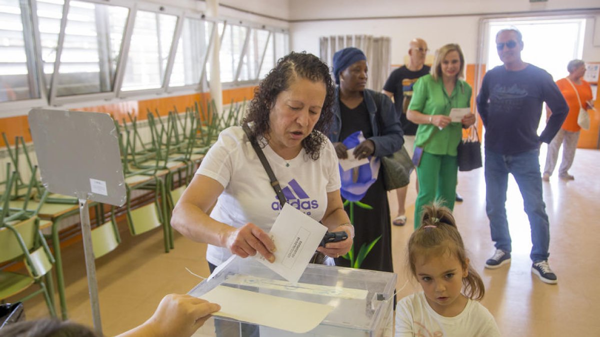 Ciudadanos votando el pasado domingo en el Secà de Sant Pere.