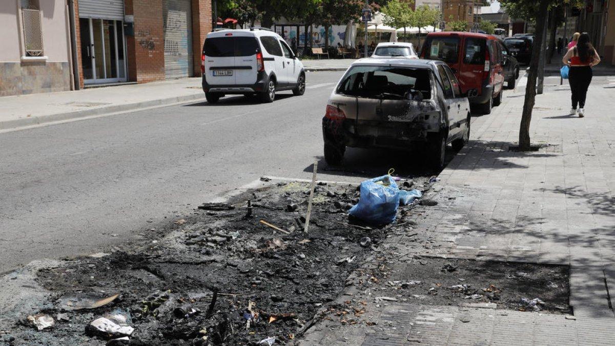 Contenidors calcinats i un cotxe danyat pel foc al carrer Antoni Solé.