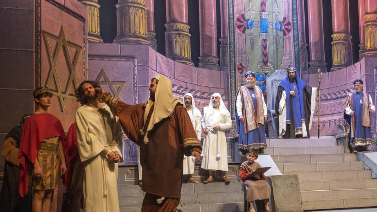 Cervera va estrenar ahir la nova temporada de la Passió, que oferirà cinc funcions fins al 29 d’abril.