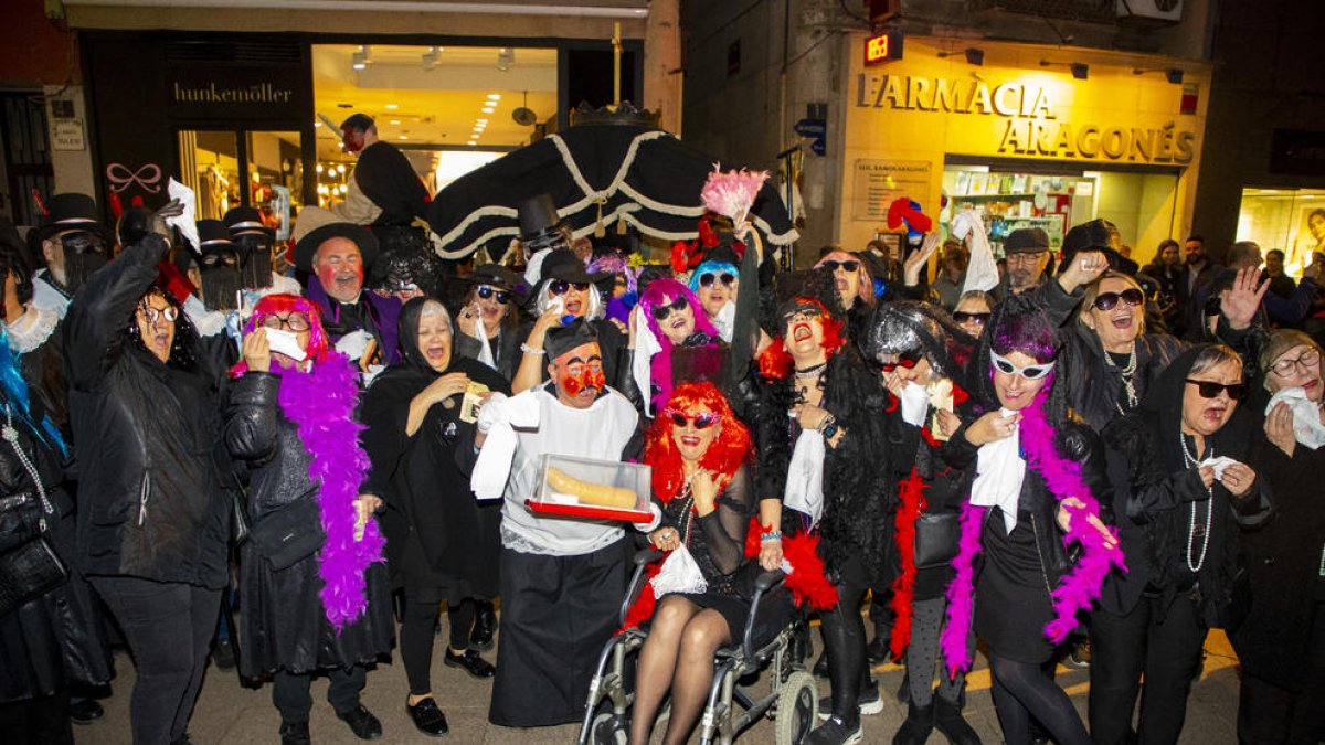 Una trentena de ploraneres van acompanyar les restes mortals del rei del Carnaval ahir a Lleida.