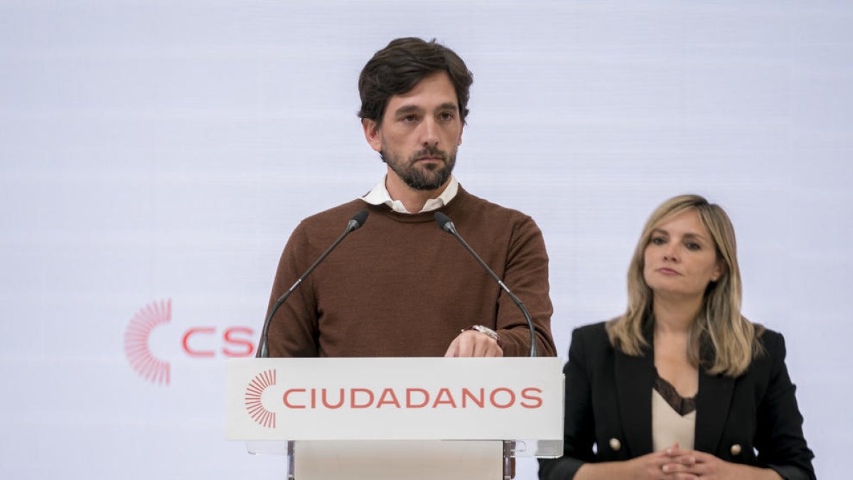 El secretari general de Ciutadans, Adrián Vázquez i la candidata de Ciutadans a la Presidència de la Comunitat de Madrid, Aruca Gómez.