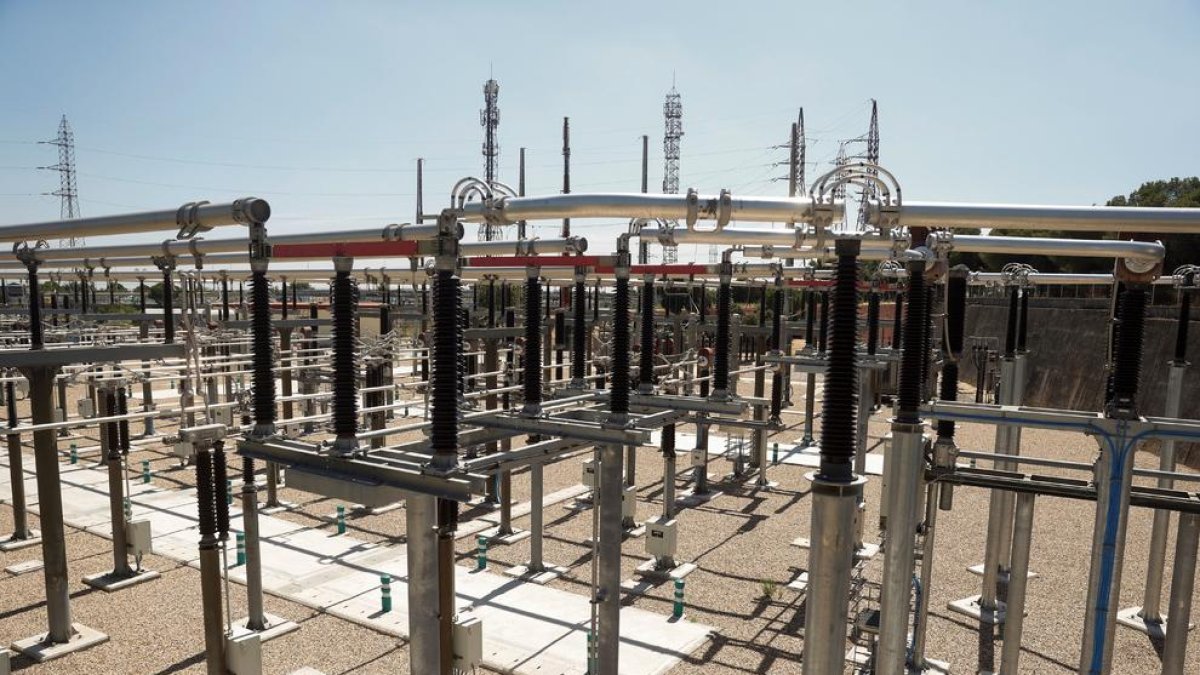 La factura de la luz es un 44 % más barata que hace un año, en plena crisis energética