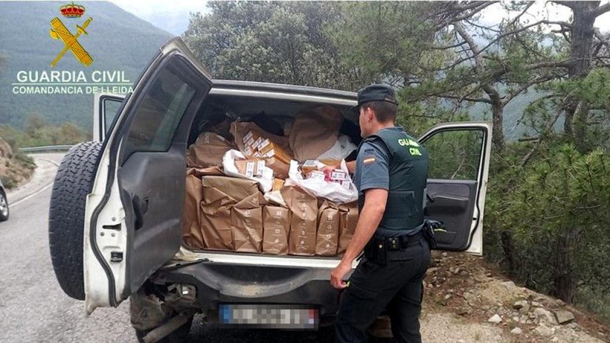 Detinguts dos homes al Pont de Bar que portaven més de 5.300 paquets de tabac de contraban