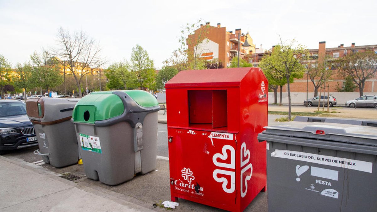 Un dels actuals contenidors de recollida de roba usada.