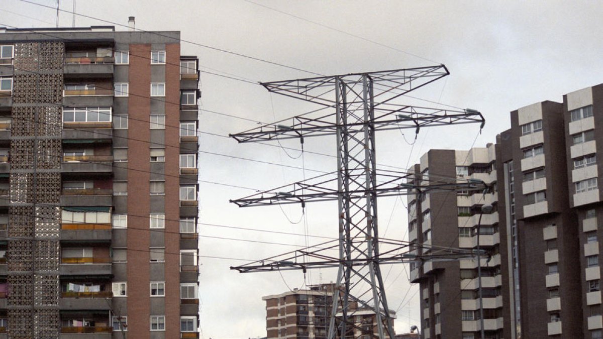 La luz se estabiliza en mayo y marca uno de sus precios más bajos en los últimos dos años