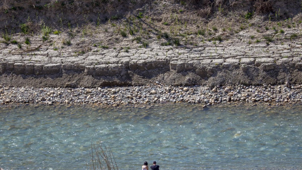 La Noguera Ribagorçana a l’altura de Mont-rebei, on es veuen les marques del nivell habitual de l’aigua.