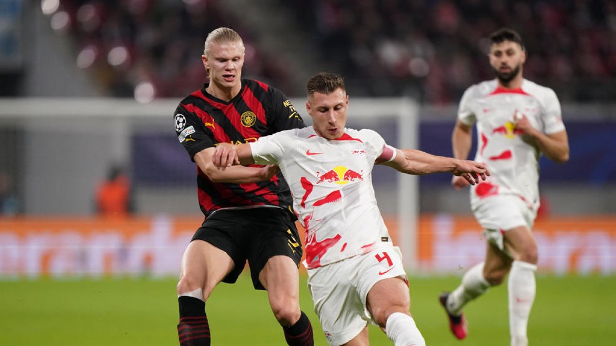 Haaland intenta prendre la pilota al capità del Leipzig, Willy Orbán.