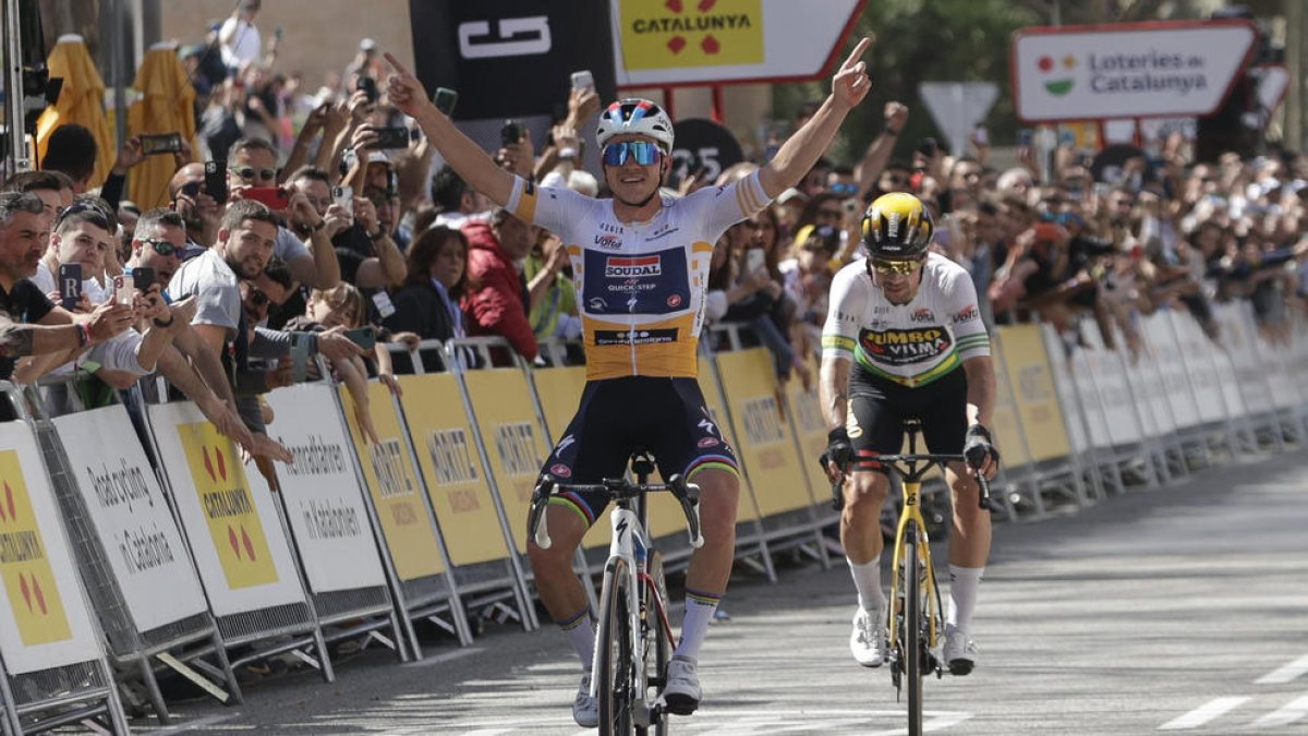 El belga Remco Evenepoel traspassa la línia de meta davant de l’eslovè Primoz Roglic.