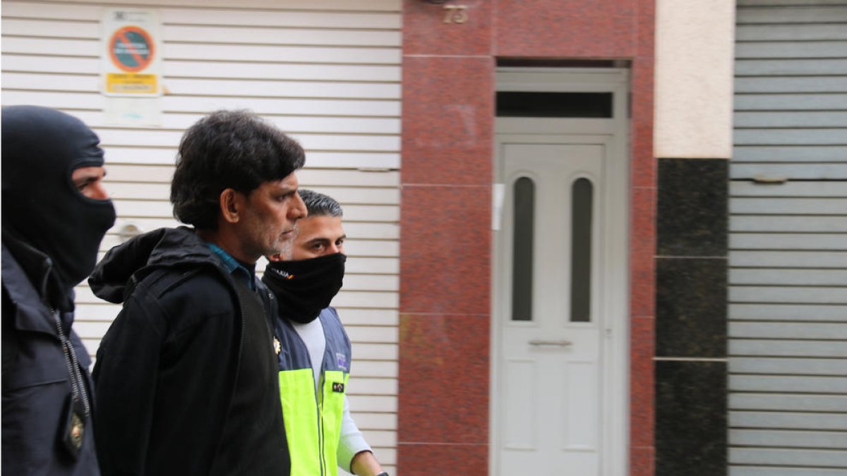 El pare de les víctimes durant la detenció.