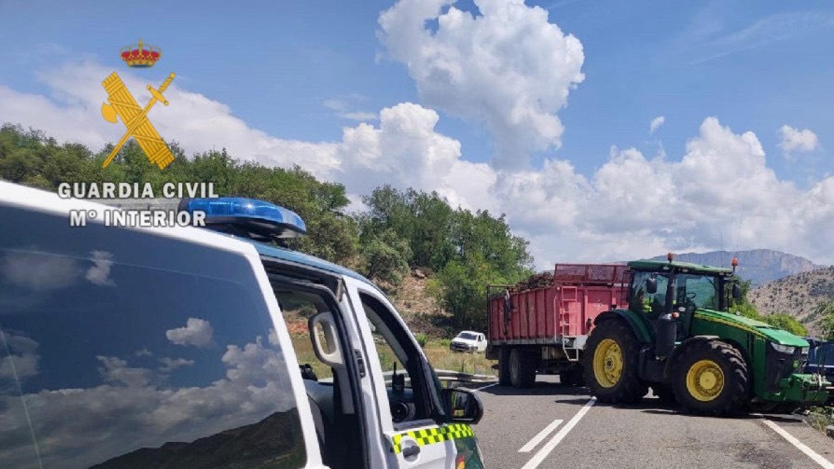 Imatge del tractor implicat en la col·lisió, que va obligar a tallar dos hores l’N-230.