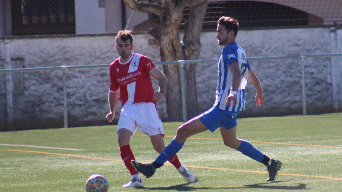 Rubió posa el peu intentant tallar una passada d’un jugador de l’Artesa de Segre.