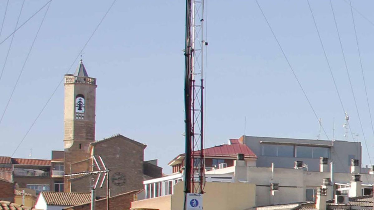 Les plaques instal·lades a la teulada de l’edifici del Casal.