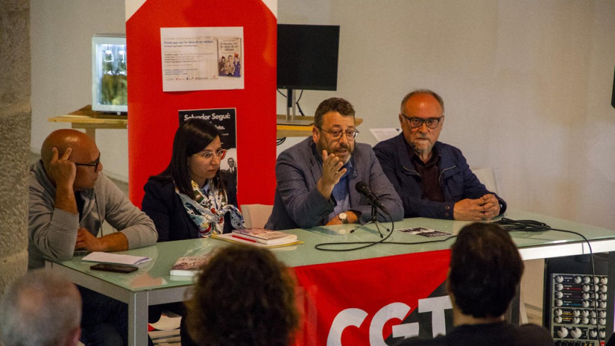 Els dos autors (a la dreta), en la presentació a la Panera.