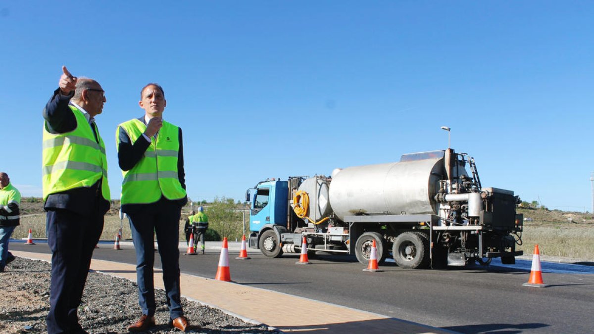 Enllesteixen la nova rotonda de la intersecció de l'Ll-12 amb la C-12, a la zona de l'antic peatge de Lleida de l'AP-2