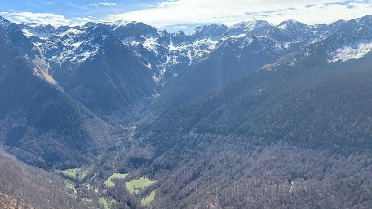Controlat l'incendi de Canejan, a la Val d'Aran, que ha cremat 335 hectàrees