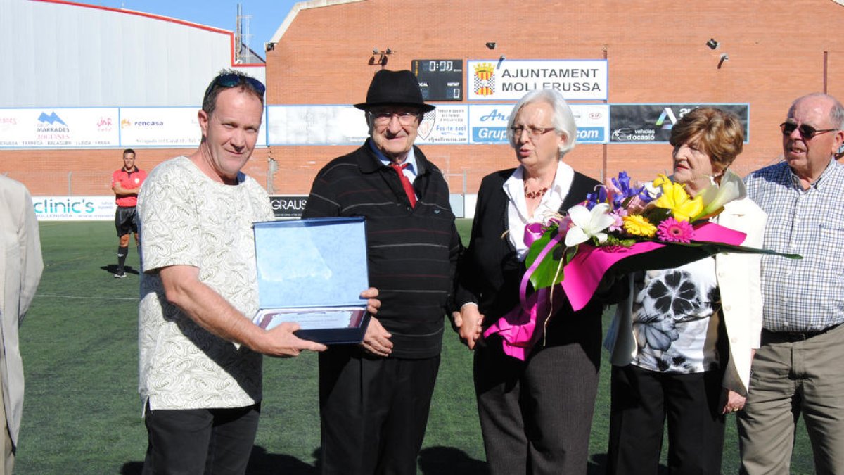 Raventós (centre) va rebre un homenatge del club el 2017.